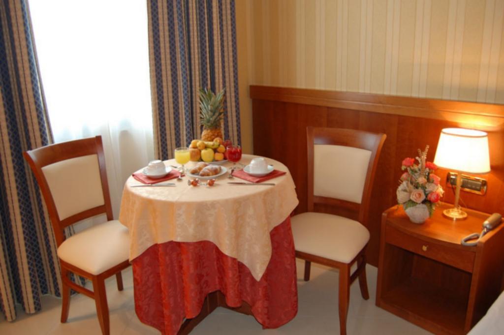 Hotel Joyfull Naples Room photo